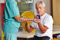 Senior_mit_Igelball_bei_Physiotherapie.jpg